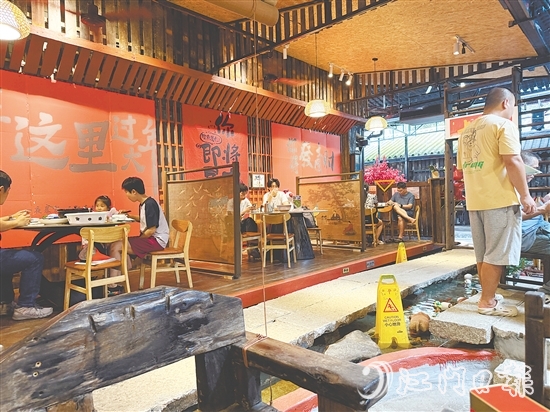 近期，很多外地游客到新會石澗故事私房菜品嘗《三餐四季》同款陳皮藥膳。