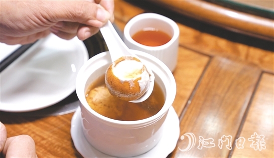 陳皮金盞湯是湯中湯，以新會陳皮搭配多種食材熬制而成。