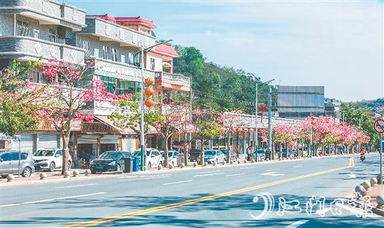 三合鎮(zhèn)溫泉村將生態(tài)優(yōu)勢轉(zhuǎn)化為發(fā)展優(yōu)勢，打造“水清岸綠、設(shè)施完善、鄉(xiāng)風(fēng)文明”的宜居環(huán)境。