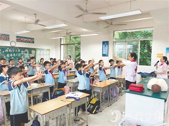 在實(shí)操環(huán)節(jié)，學(xué)生在專業(yè)師資的指導(dǎo)下學(xué)習(xí)急救技能。