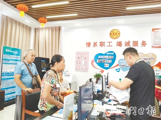 為解決漁民換證難題，工會直接將服務(wù)臺搬到漁港。