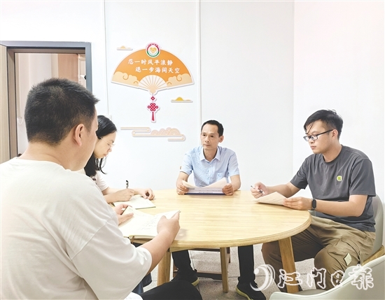羅哲敬（右）用腳步丈量土地，用真情化解堅(jiān)冰。