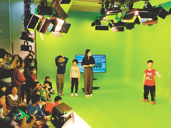在“臺(tái)站開放日”活動(dòng)中，小朋友扮演氣象主播預(yù)報(bào)天氣。