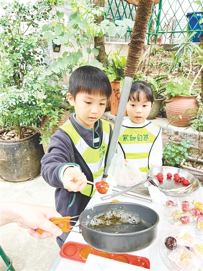 孩子們用自己采收的甘蔗熬糖水制作糖葫蘆，感受勞動的樂趣。