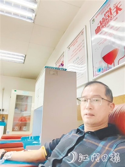 易國城在江門市中心血站獻血。