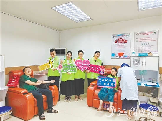 鶴山市無償獻血義工隊隊員在江門市中心血站獻血。