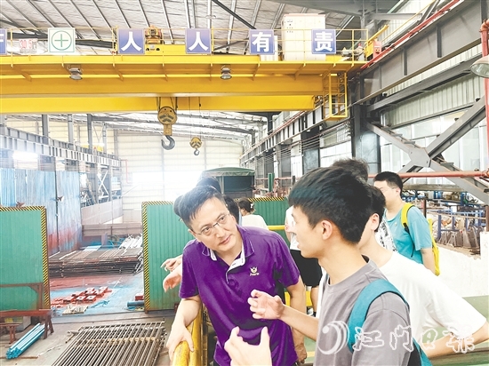 在廣東博盈特焊技術(shù)股份有限公司，企業(yè)代表與學(xué)子們在生產(chǎn)一線進行交流。