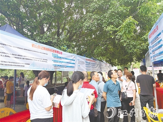 招聘會現(xiàn)場人來人往，各企業(yè)紛紛亮出自家“靚崗位”“好待遇”。