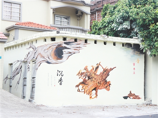 坑尾村在農(nóng)房墻面畫上沉香墻繪，營造濃厚的沉香文化氛圍。