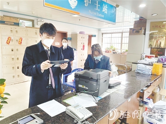 江門(mén)農(nóng)商銀行及時(shí)解決客戶(hù)急需辦理社保卡需求。