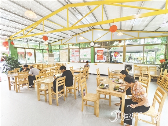 恩平市通過改建恩城街道小島社區(qū)一處老人時常聚集的活動場所，引入餐飲機構(gòu)運營社區(qū)長者食堂，滿足老人就餐需求。