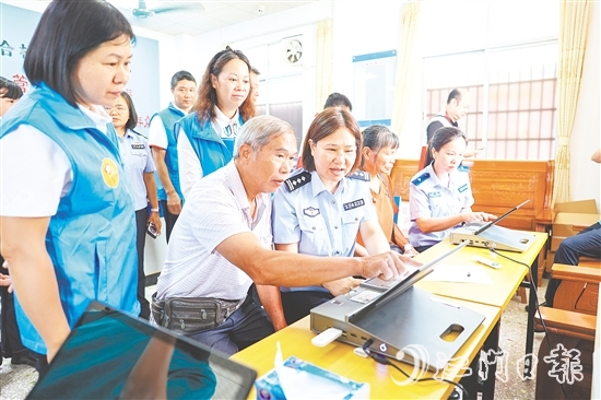 恩平公安戶政部門主動(dòng)將“辦證專場”開進(jìn)廠區(qū)、社區(qū)。