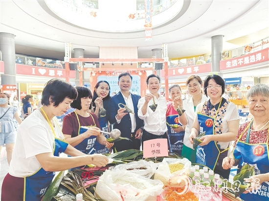 吳衛(wèi)均（左四）參加恩平市端午節(jié)慈善包粽活動，并為活動慷慨捐款。
