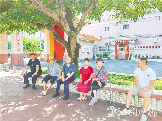 梁榮根（左三）與群眾交流。