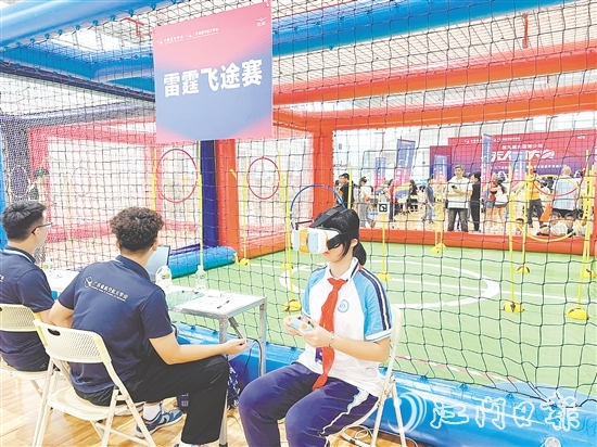 第九屆全國青少年無人機大賽廣東省賽（江門主站賽）中，相關(guān)項目的選手戴上VR眼鏡，通過“第一視角”操控?zé)o人機。