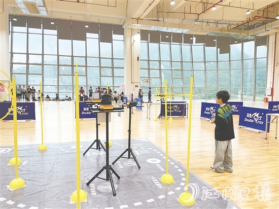 在第九屆全國青少年無人機大賽廣東省賽（江門主站賽）上，選手在比賽中操控?zé)o人機。