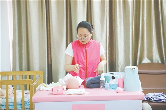 澳門考生模擬嬰兒生活照護(hù)。