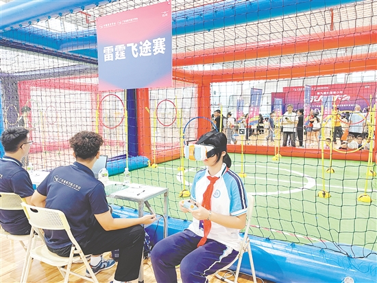 第九屆全國青少年無人機大賽廣東省賽（江門主站賽）中，相關項目的選手戴上VR眼鏡，通過“第一視角”操控無人機。