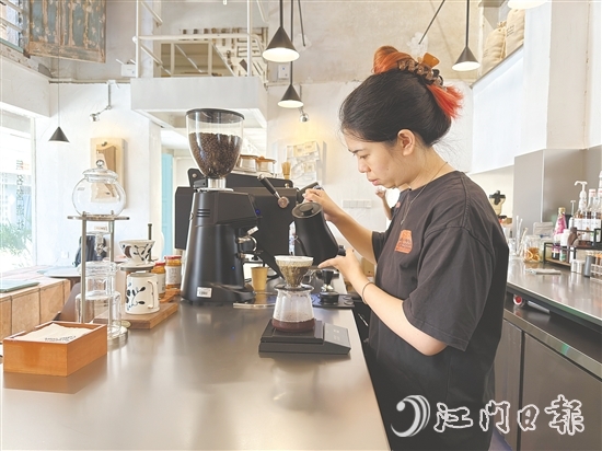 在梁艷芬看來，與其在城市里內(nèi)卷，不如回到熟悉的地方，把熟悉的事情做到極致，哪怕是一間小小的咖啡店，也能泡出自己的風(fēng)味，走出自己的路。