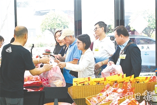 澳門鄉(xiāng)親排隊(duì)買家鄉(xiāng)特色糖果當(dāng)手信。