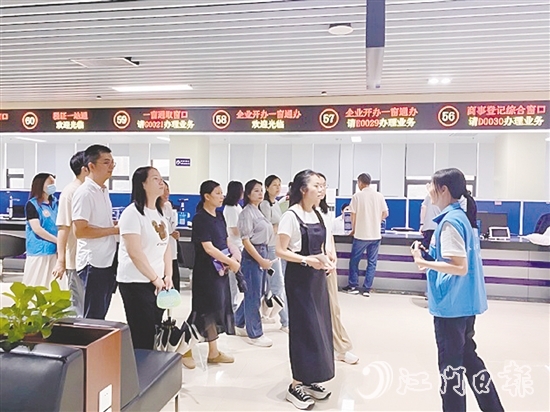 在講解員的引導(dǎo)下，群眾代表開(kāi)啟了一場(chǎng)沉浸式政務(wù)服務(wù)體驗(yàn)之旅。