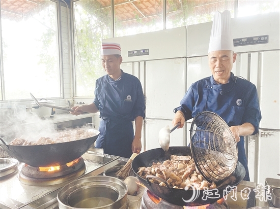 34名學員通過“理論教學+實操演練”模式，系統(tǒng)學習僑鄉(xiāng)經(jīng)典菜式。