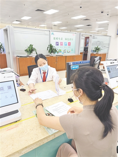 市行政服務(wù)中心窗口工作人員為企業(yè)辦理商事登記業(yè)務(wù)。