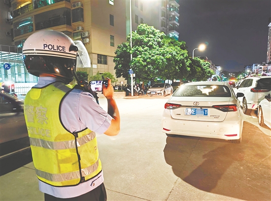 交警通過巡邏勸導、違停拖移、教育處罰等措施來規(guī)范停車秩序。