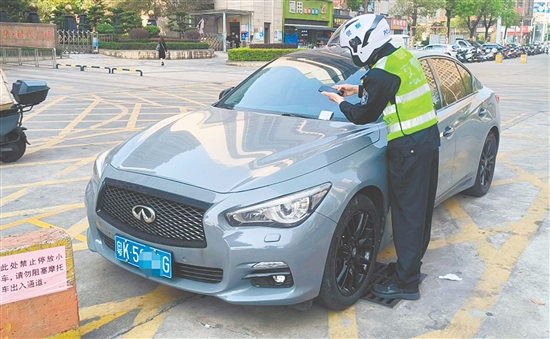 交警通過巡邏勸導、違停拖移、教育處罰等措施來規(guī)范停車秩序。