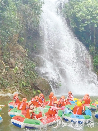 鶴山依托源林生態(tài)樂園、游龍峽等開發(fā)漂流、水上親子拓展、帳篷露營等項目，打造了大灣區(qū)親水游樂目的地。