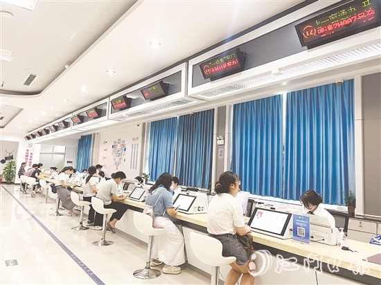 鶴山市推出“水電氣網(wǎng)聯(lián)合報(bào)裝一件事”服務(wù)，在受理環(huán)節(jié)，通過線下設(shè)置“一件事”專窗，為群眾提供全流程導(dǎo)辦服務(wù)，徹底告別“多頭跑、重復(fù)跑”。