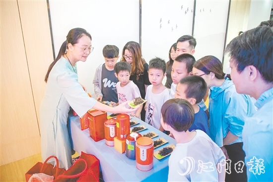 在鶴山市文化館非遺傳習(xí)廳，講師為親子家庭詳細(xì)講解鶴山紅茶的悠久歷史和制作工藝。