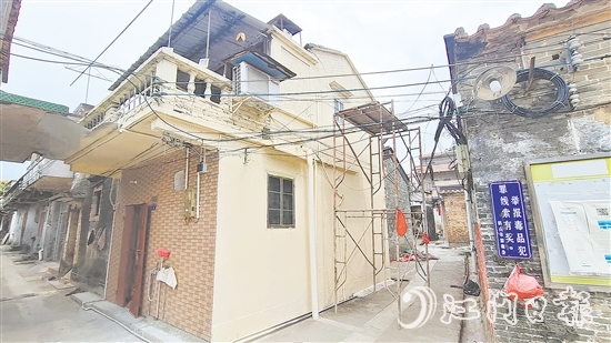 麥老兵居住的房屋煥然一新，外墻更換為暖色調(diào)“衣服”，顯得格外溫馨。