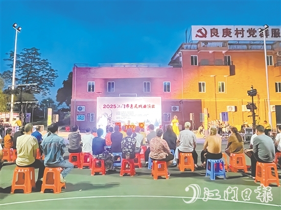 精彩的粵劇表演吸引了不少村民前來觀看。