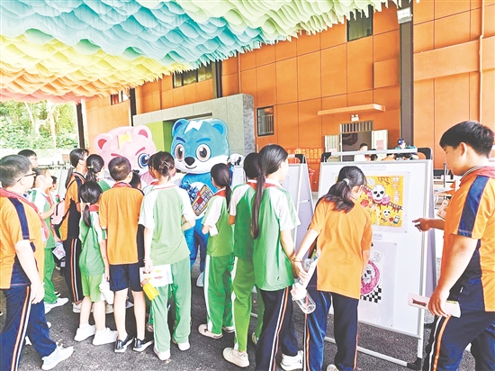學生們穿梭于龜博園各大特色展館，沉浸式學習禁毒知識。
