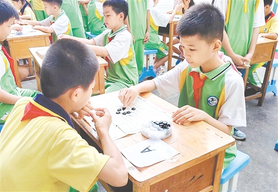 比賽過程中，學(xué)生沉著冷靜、積極動(dòng)手。