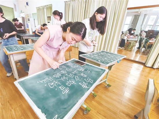 在基本功比賽中，青年教師們展現(xiàn)出扎實的功底。