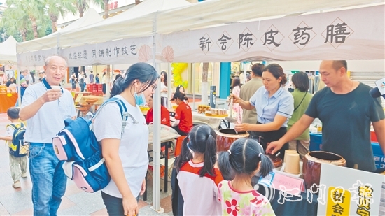 市民、游客現(xiàn)場(chǎng)“打卡”《三餐四季》同款新會(huì)陳皮藥膳美食。