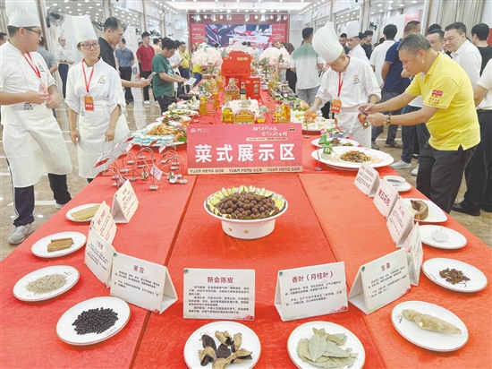 競(jìng)賽中，民間選手和專業(yè)廚師一同大顯身手，烹飪各式司前溫蛋美食。