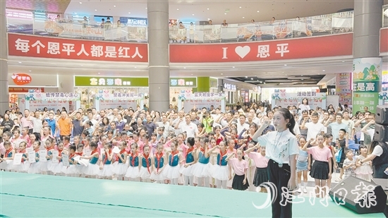 全場(chǎng)人員莊嚴(yán)宣誓。