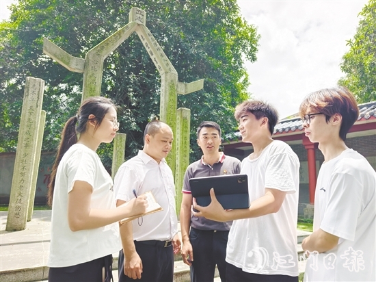 趙尉強（圖中）與五邑大學師生們交流歇馬村文旅發(fā)展計劃。