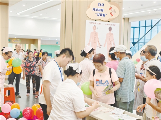 各種健康小游戲吸引眾多居民參與體驗(yàn)。