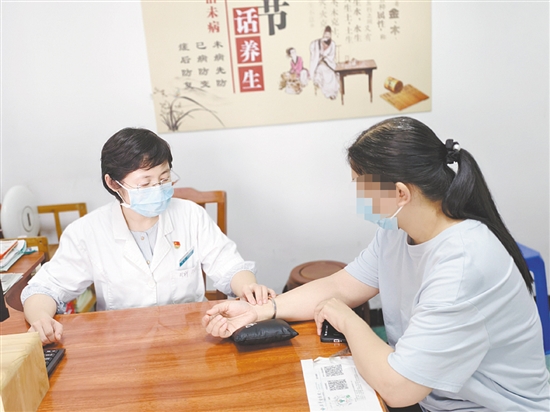 醫(yī)生對患者進行檢查。