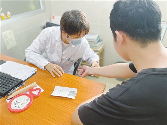 一旦發(fā)現(xiàn)皮膚有問題，應盡早就醫(yī)。