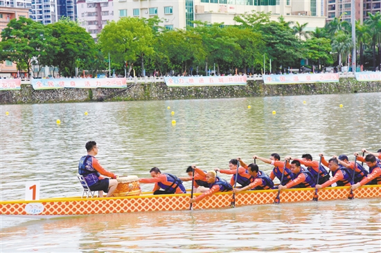 錦江河上，選手們奮勇?tīng)?zhēng)先。