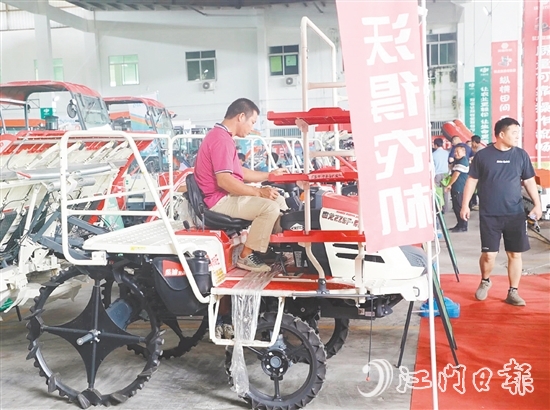 農(nóng)業(yè)合作社代表和種糧大戶“一站式”了解各類農(nóng)機(jī)和相關(guān)優(yōu)惠政策，并親身操作農(nóng)機(jī)，直觀感受農(nóng)機(jī)性能。