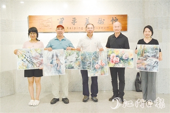 甄練權(quán)（中）將水彩作品無(wú)償贈(zèng)予開平市美術(shù)館。