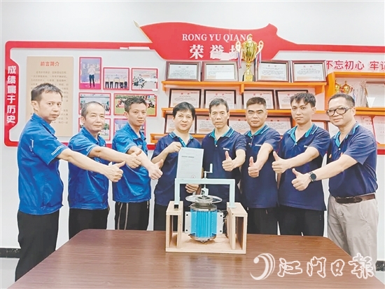 獲得國(guó)家實(shí)用新型專利的一種加捻機(jī)使用電機(jī)的拆卸裝置，由銀都拉瑪?shù)囊痪€員工和技術(shù)骨干等共同完成。