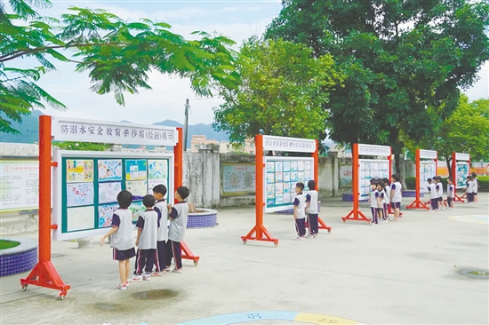水口鎮(zhèn)沙岡小學(xué)通過(guò)手抄報(bào)比賽、宣傳欄等方式，開(kāi)展防溺水安全教育活動(dòng)。