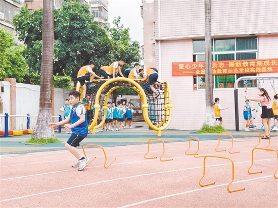 學(xué)生們在實踐中感受國防教育的魅力。